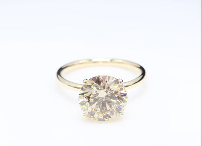 Diamantring i 18k gult guld med en 5 ct gul briljantslipad labbodlad diamant i solitär infattning.