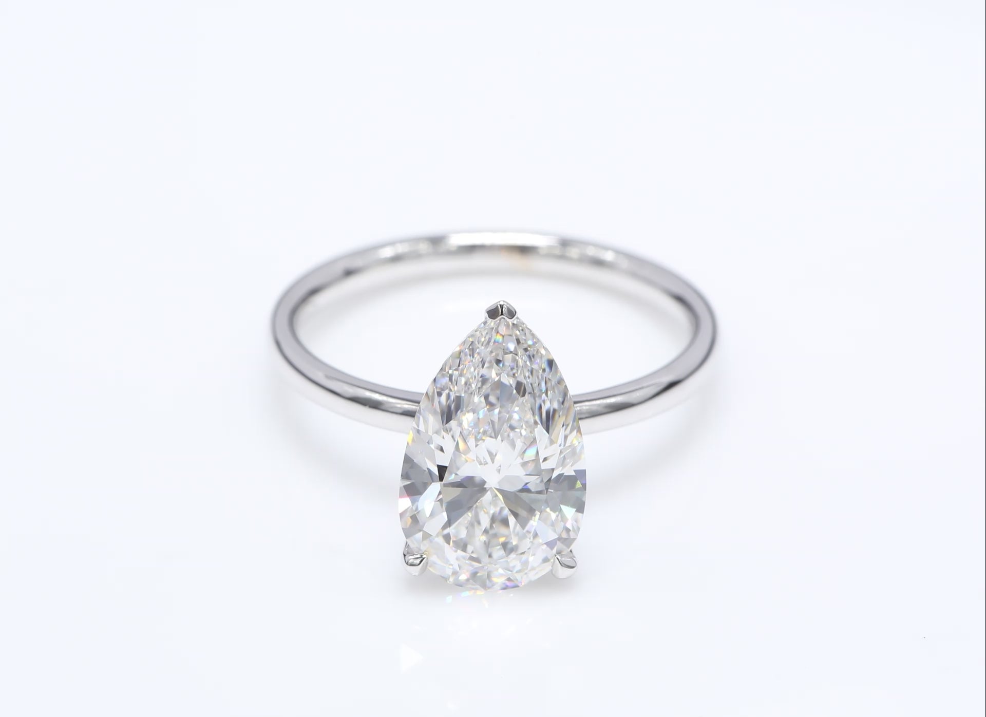 Diamantring i 18k vitguld med en 3 ct päronslipad labbodlad diamant i solitär infattning.