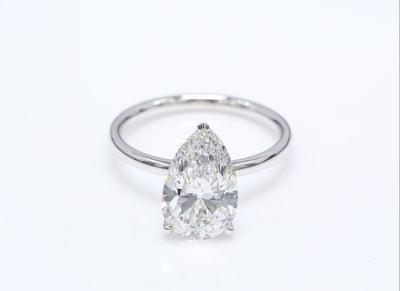 Diamantring i 18k vitguld med en 3 ct päronslipad labbodlad diamant i solitär infattning.