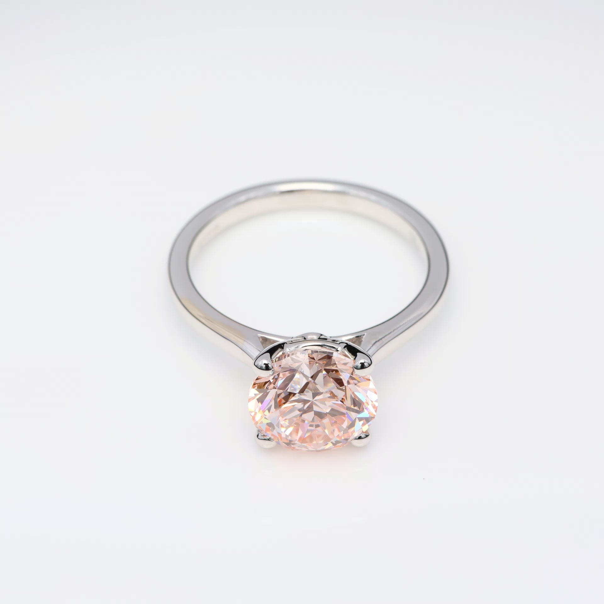 Diamantring i 18k vitguld med en 2 ct rosa briljantslipad labbodlad diamant i solitär infattning.