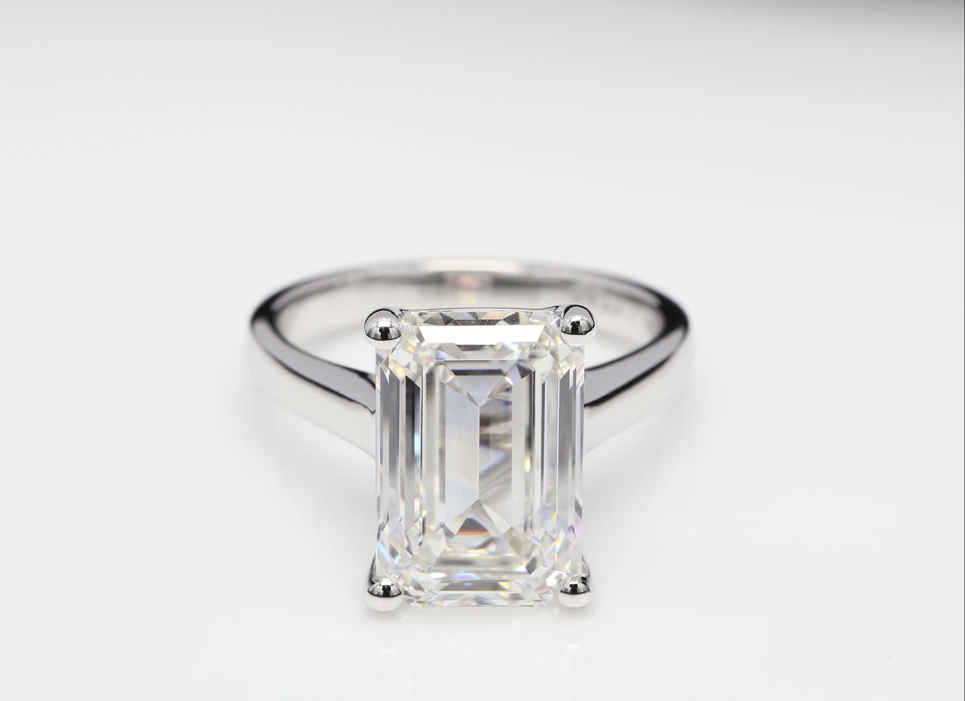 Diamantring i 18k vitguld med en 7 ct smaragdslipad labbodlad diamant i solitär infattning.