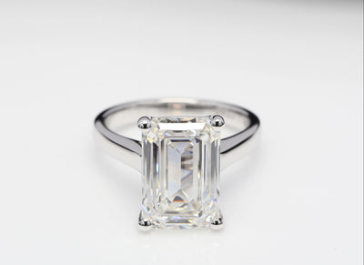 Diamantring i 18k vitguld med en 7 ct smaragdslipad labbodlad diamant i solitär infattning.