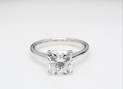 Diamantring i 18k vitguld med en 3 ct kuddslipad labbodlad diamant i solitär infattning.